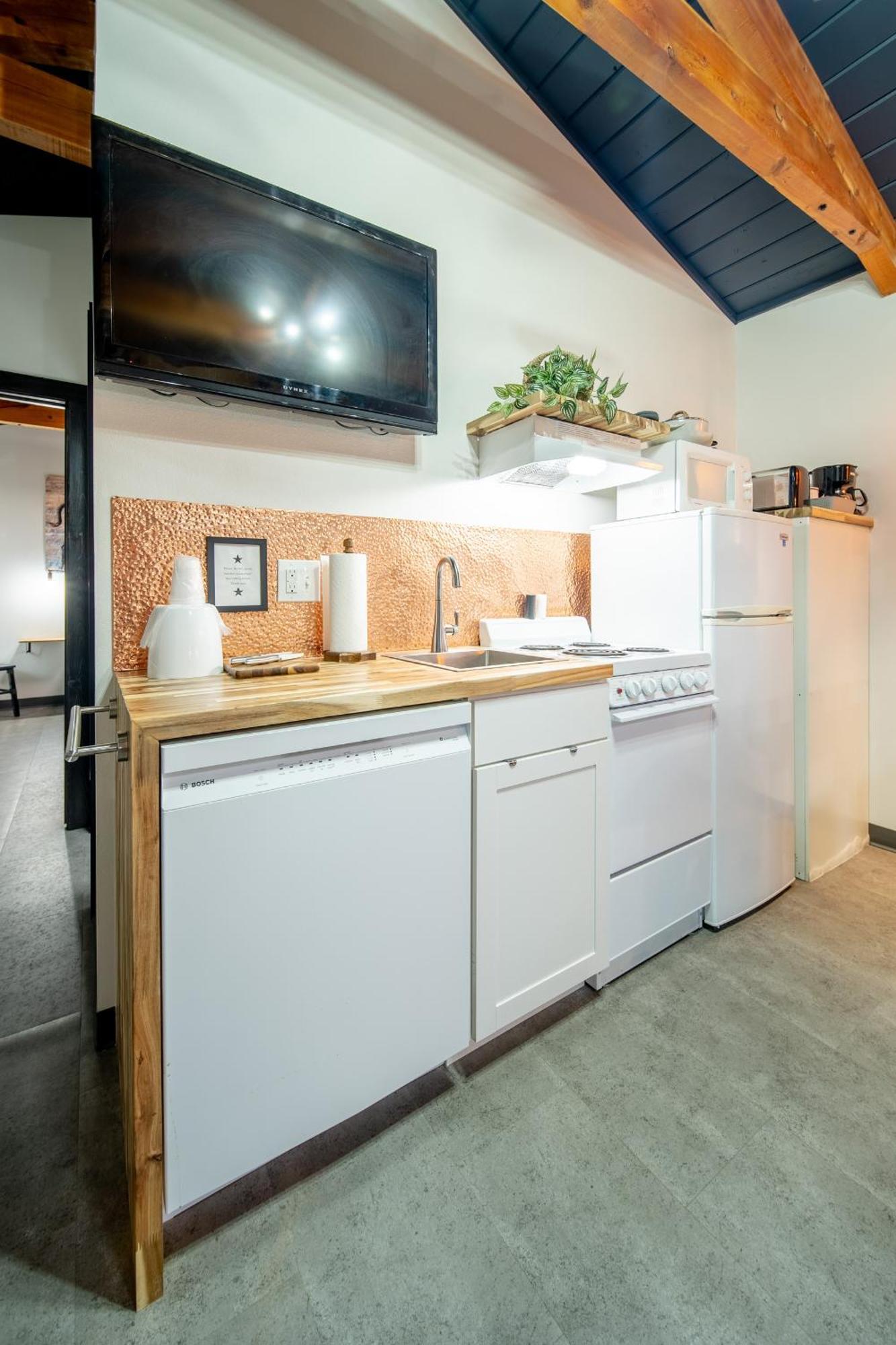 Hansen Inn & Cabins Уол Екстериор снимка