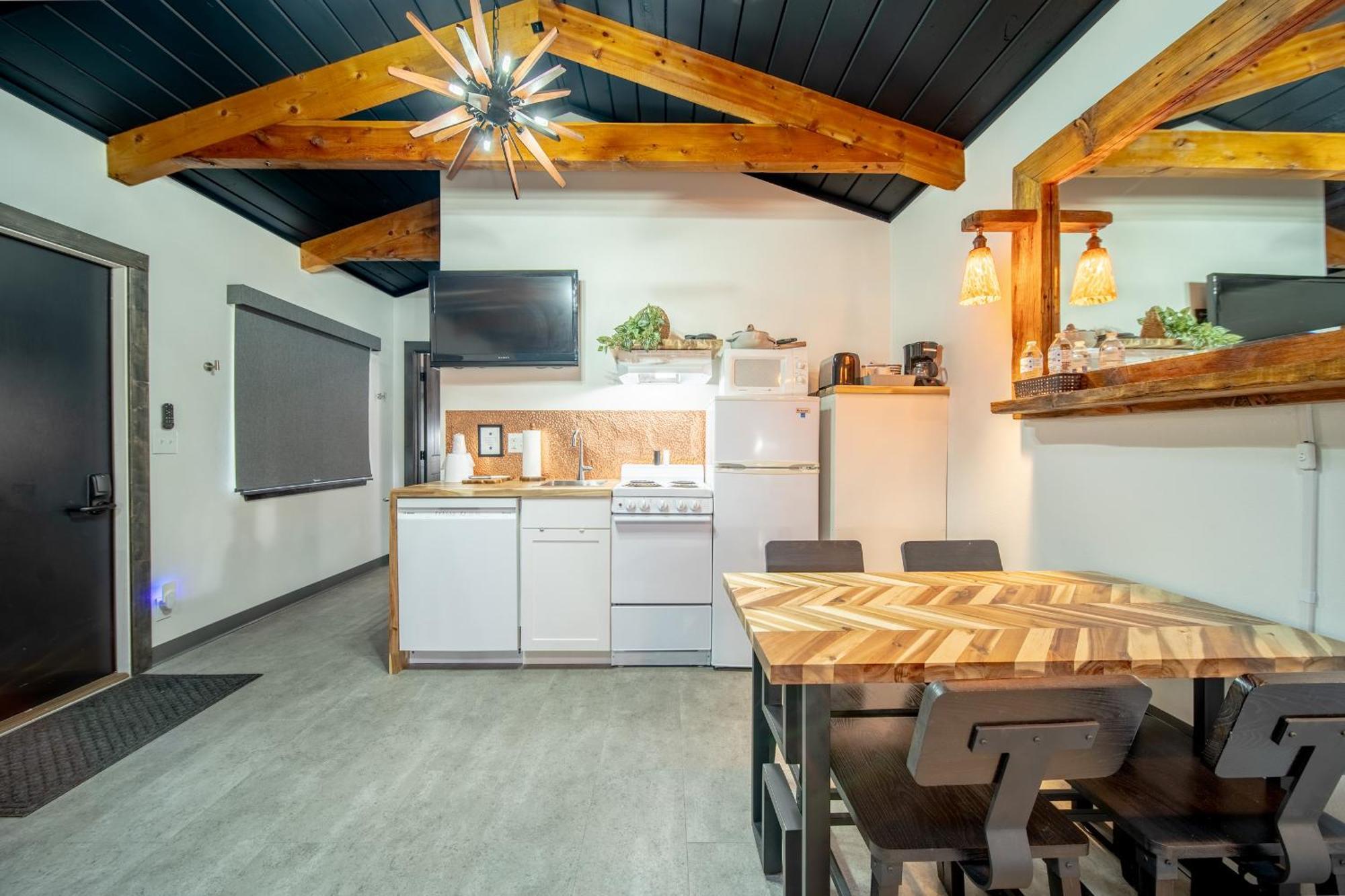 Hansen Inn & Cabins Уол Екстериор снимка