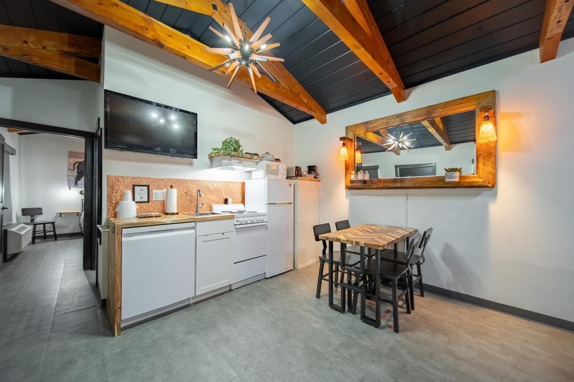 Hansen Inn & Cabins Уол Екстериор снимка