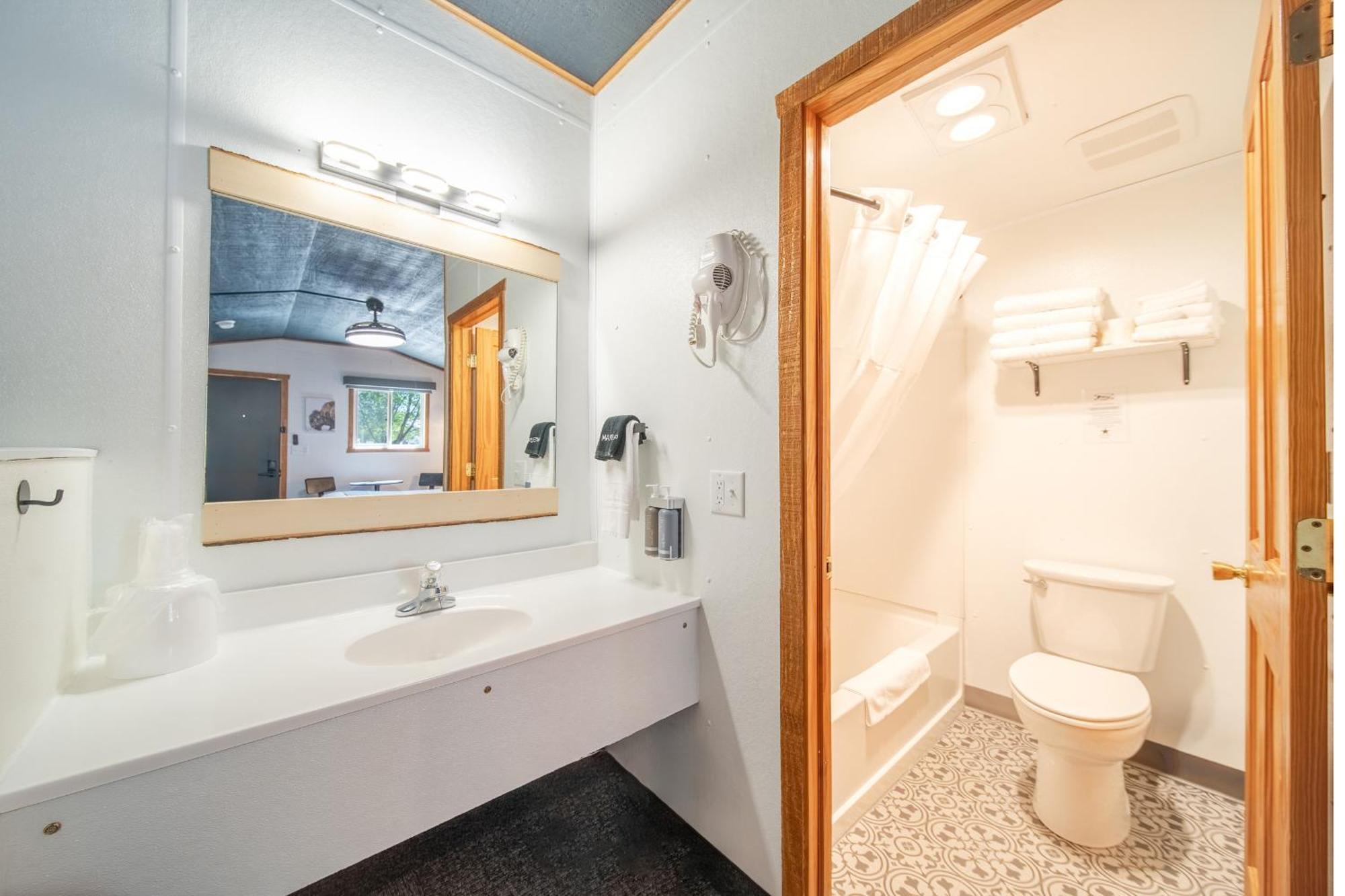 Hansen Inn & Cabins Уол Екстериор снимка