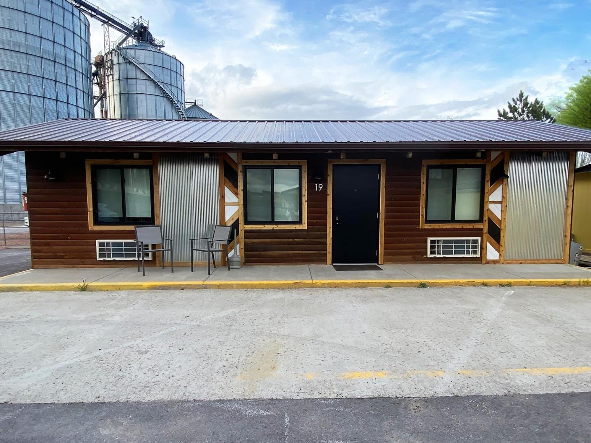 Hansen Inn & Cabins Уол Екстериор снимка
