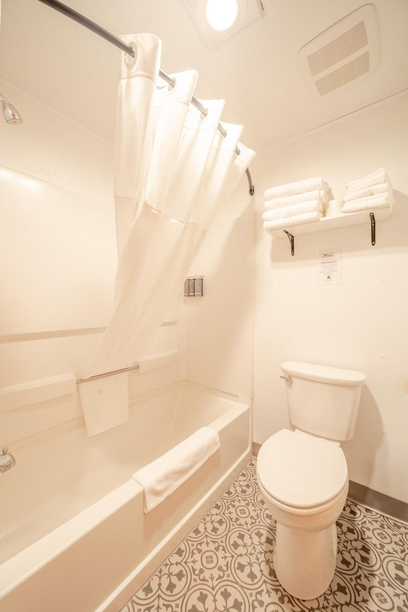 Hansen Inn & Cabins Уол Екстериор снимка