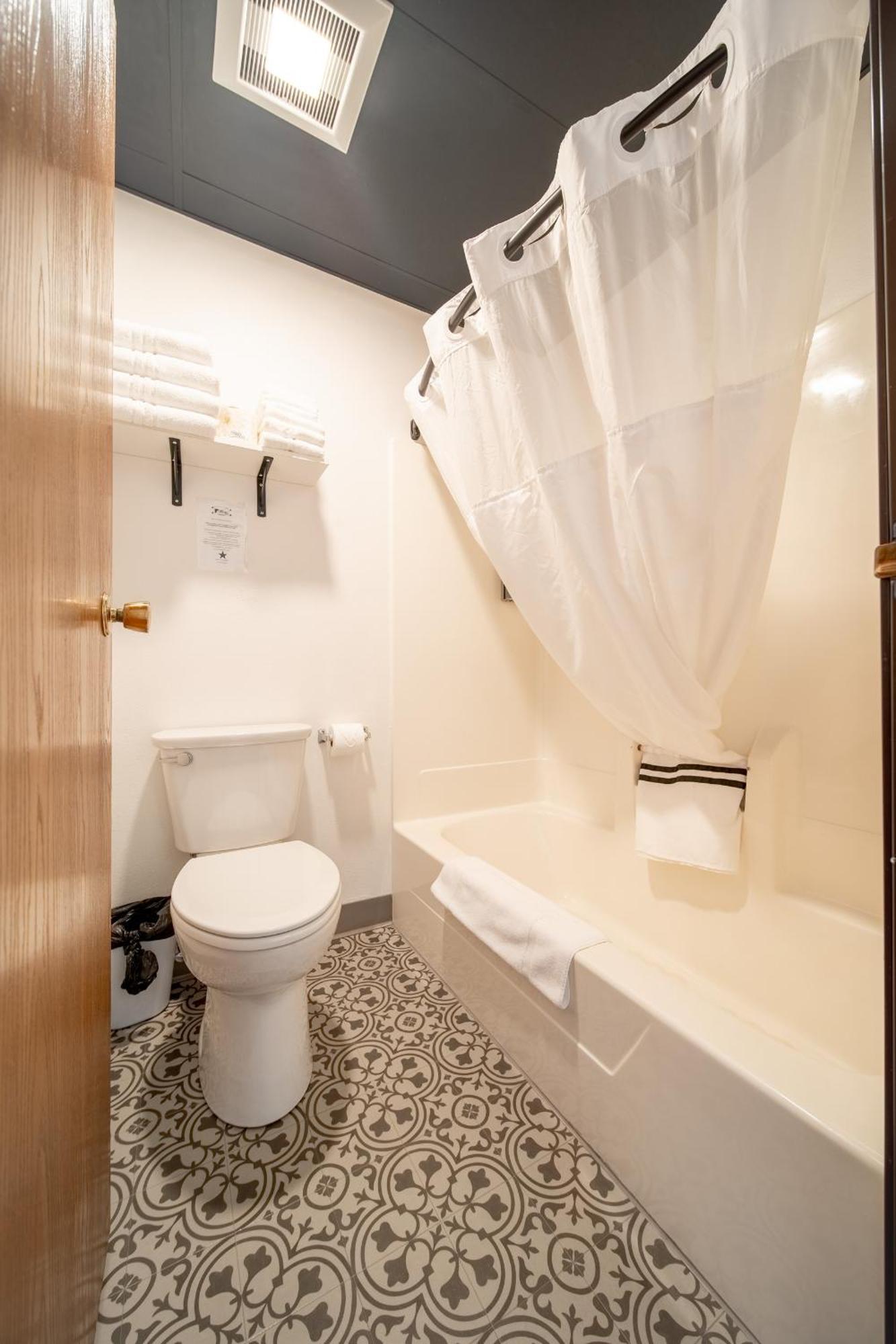 Hansen Inn & Cabins Уол Екстериор снимка