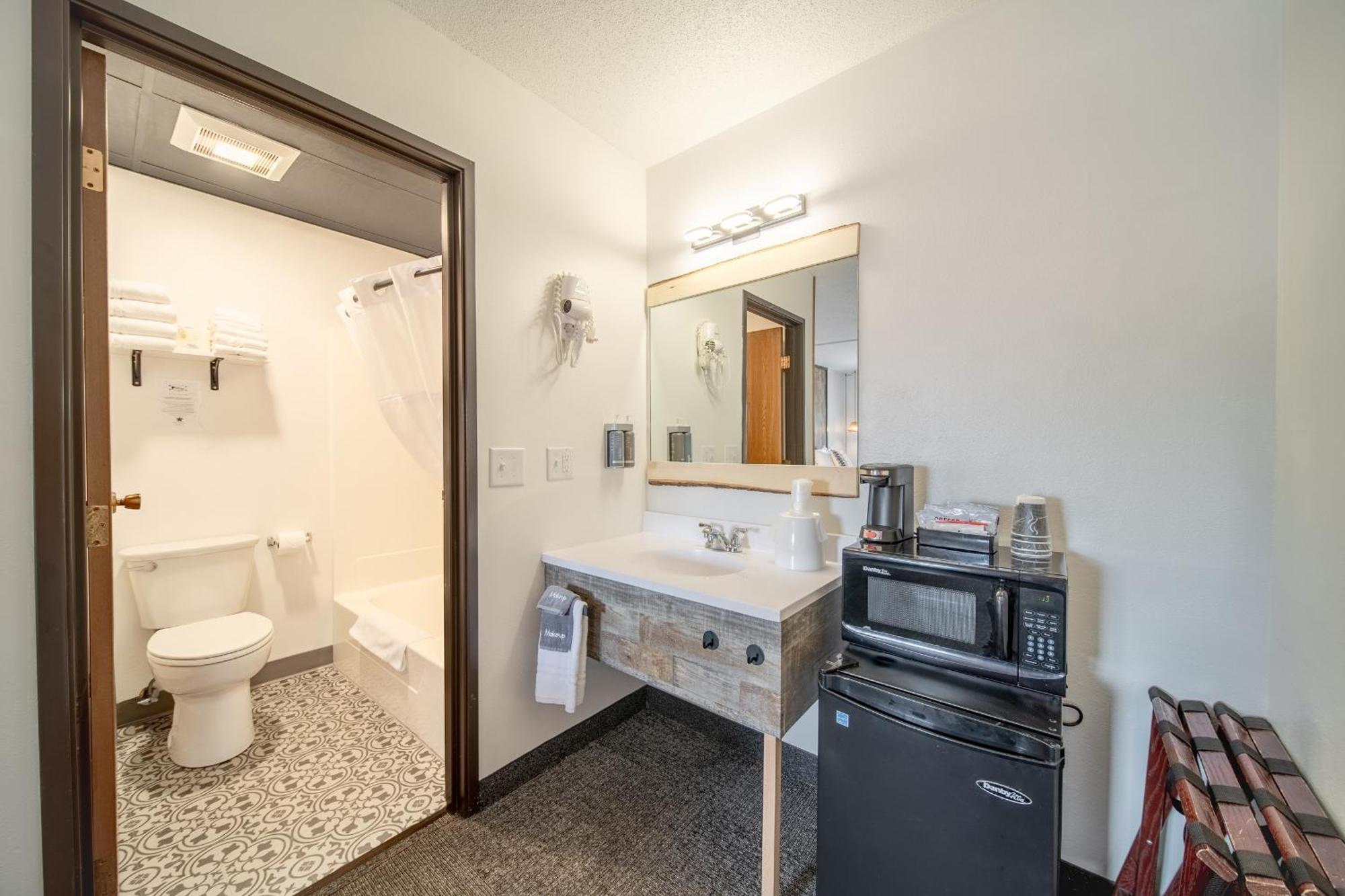 Hansen Inn & Cabins Уол Екстериор снимка
